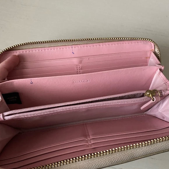 Coach tan and gold monogrammed continental zip around wallet pink interior - Picture 9 of 9